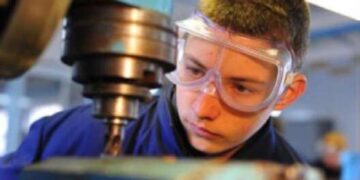 Заработок вместо отдыха: могут ли дети до 18 лет работать в Польше
