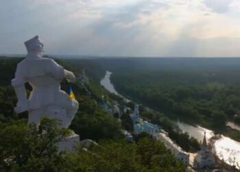 На памятнике Артему в захваченном Святогорске установили флаг Украины