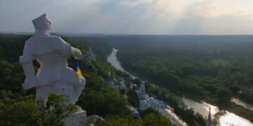 На памятнике Артему в захваченном Святогорске установили флаг Украины