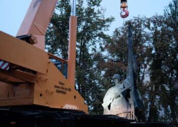 В центре Черновцов демонтировали памятник красноармейцу