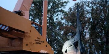 В центре Черновцов демонтировали памятник красноармейцу