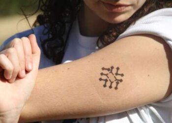 Увидит проблемы со здоровьем: в Южной Корее придумали «умную» татуировку