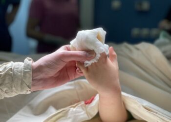 Ракетные удары по Львову: трое пострадавших в реанимации, некоторых людей направили на операции