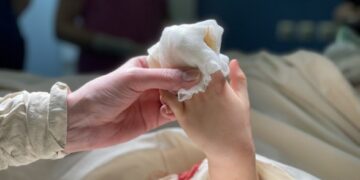 Ракетные удары по Львову: трое пострадавших в реанимации, некоторых людей направили на операции
