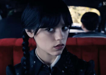 В тизере сериала «Уэнсдэй» Уэнсдэй Аддамс попадает в мрачную академию