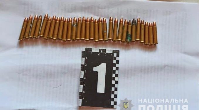 На Закарпатті поліцейські вилучили у чоловіка незареєстровану зброю та боєприпаси. ФОТО | Кримінальні новини