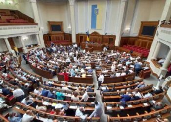 Минус 40 депутатов: в Верховной Раде намерены избавиться от коллег