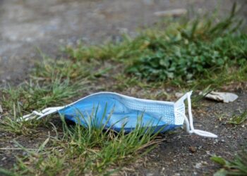 Правительство отменило карантинные зоны и отстранение от работы непривитых