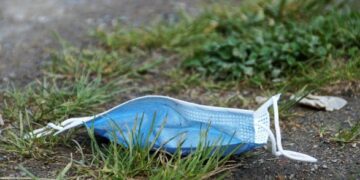Правительство отменило карантинные зоны и отстранение от работы непривитых