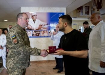 Вы на такой же передовой: Зеленский посетил Институт Шалимова. Вручил госнаграды и присвоил почетные звания врачам