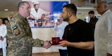Вы на такой же передовой: Зеленский посетил Институт Шалимова. Вручил госнаграды и присвоил почетные звания врачам