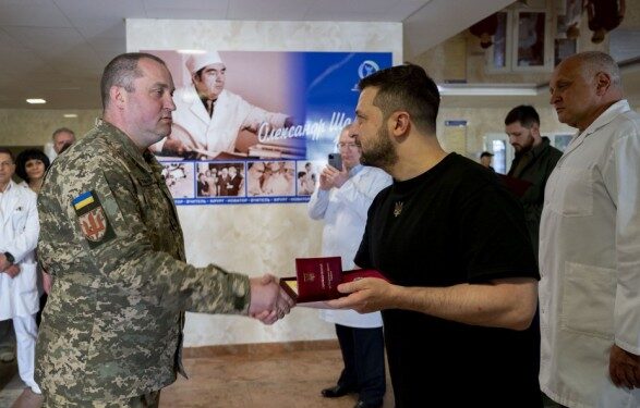 Вы на такой же передовой: Зеленский посетил Институт Шалимова. Вручил госнаграды и присвоил почетные звания врачам