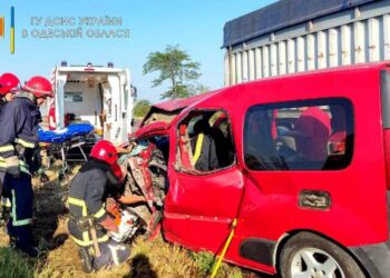 Авария на трассе Одесса-Рени: водителя Renault доставали из салона с помощью шанцевого инструмента