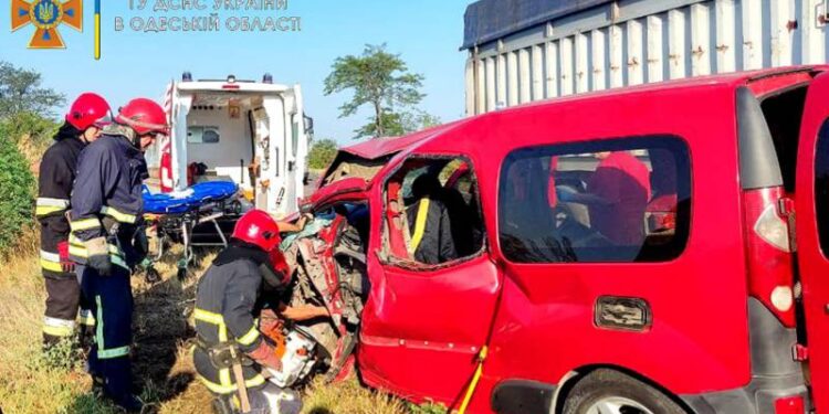 Авария на трассе Одесса-Рени: водителя Renault доставали из салона с помощью шанцевого инструмента