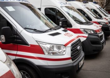 Вторжение РФ: в Киеве один врач и три водителя «скорых» получили ранения, спасая жизни