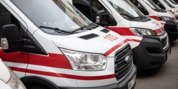 Вторжение РФ: в Киеве один врач и три водителя «скорых» получили ранения, спасая жизни