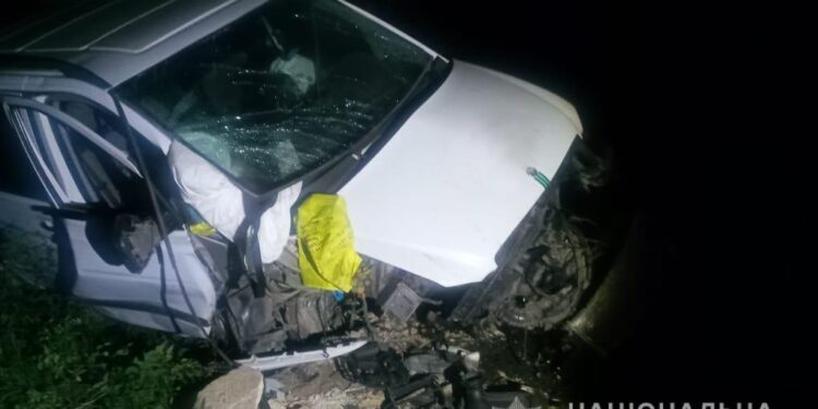 На Буковині автомобіль вилетів у кювет та врізався у мостову конструкцію, є загиблі. ФОТО | Кримінальні новини