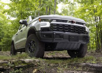 Chevrolet Silverado ZR2 Bizon получил форсированный турбодизель и новые внедорожные шины — АВТО НОВОСТИ