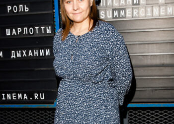 Долой комплексы! Мария Голубкина обнажила пышные бедра и покрасовалась перед зеркалом |