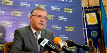 Гриценко зняв черговий феєричний ролик, в якому людина схожа на Коломойського скуповує депутатів