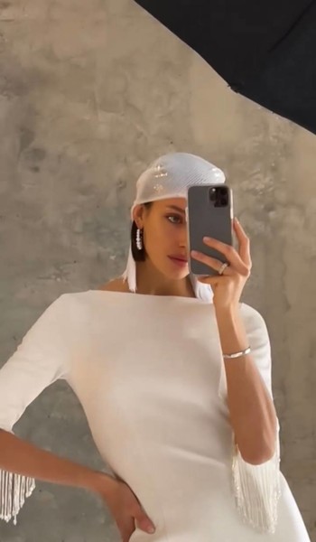 Девушка постоянно занята на фотосессиях