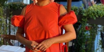 Мини, кружева и топ кроше: Анна Нетребко выгуляла необычные наряды на европейских курортах |