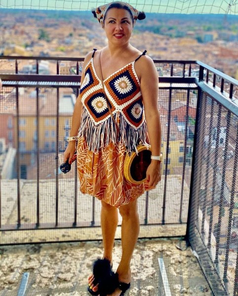 Стиль: Мини, кружева и топ кроше: Анна Нетребко выгуляла необычные наряды на европейских курортах – фото №8