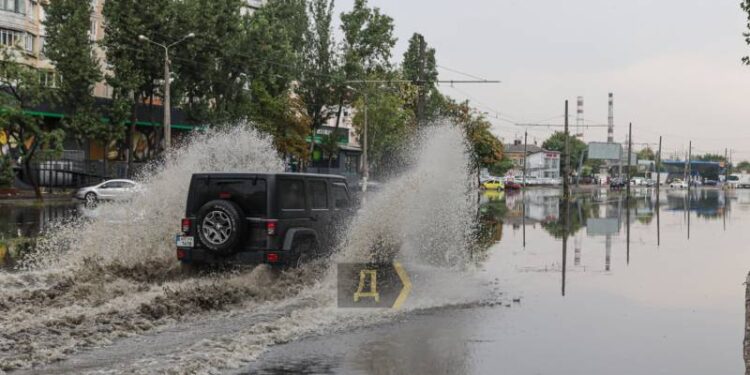 На Одессу обрушился сильный ливень, ряд улиц затоплены
