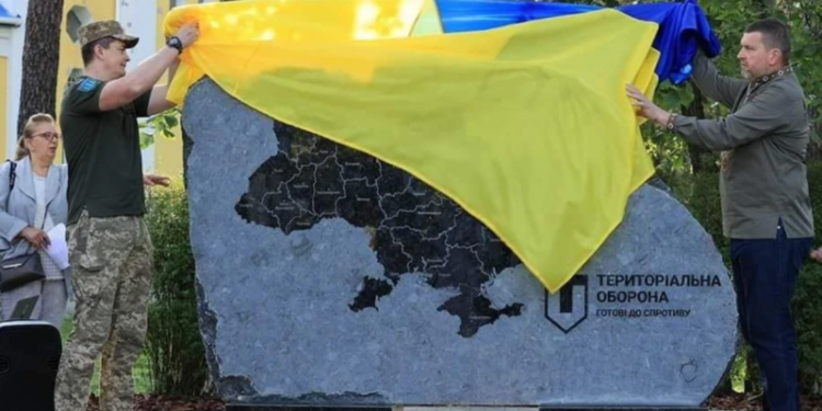 В Ирпене установили первый в Украине памятник теробороне