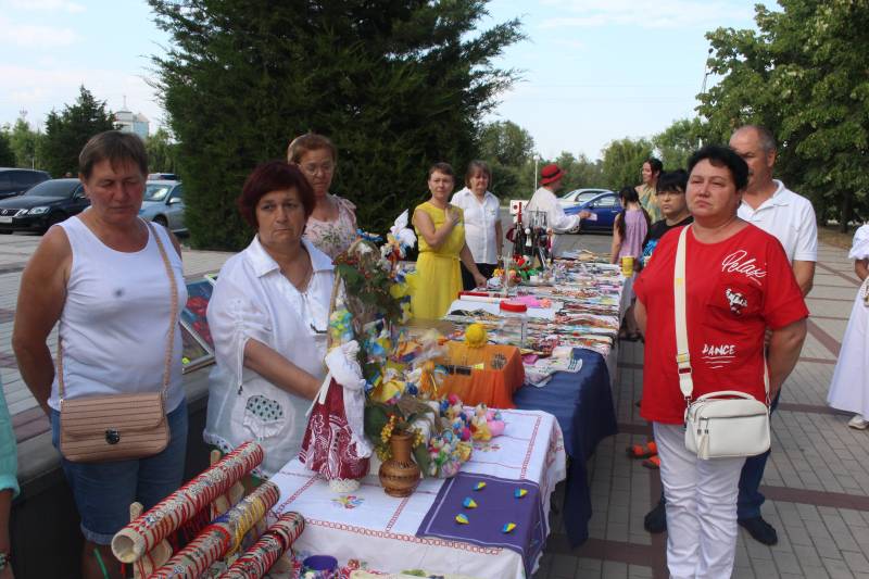 В Измаиле на набережной Дуная "Ведуньи" и их друзья устроили благотворительную ярмарку с концертом и выставкой - Город 24 (ФОТО)