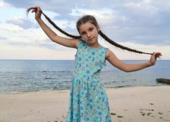 В Одеській області дівчинка обрізала півметрову косу для допомоги ЗСУ (ВІДЕО) — Новини Одеської області