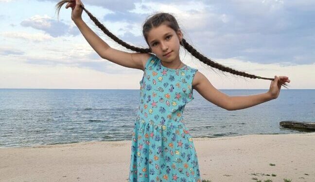 В Одеській області дівчинка обрізала півметрову косу для допомоги ЗСУ (ВІДЕО) — Новини Одеської області