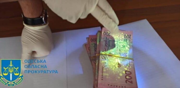 В Одессе задержали двух чиновников «Укрзалізниці» при получении взятки в 200 тысяч гривен