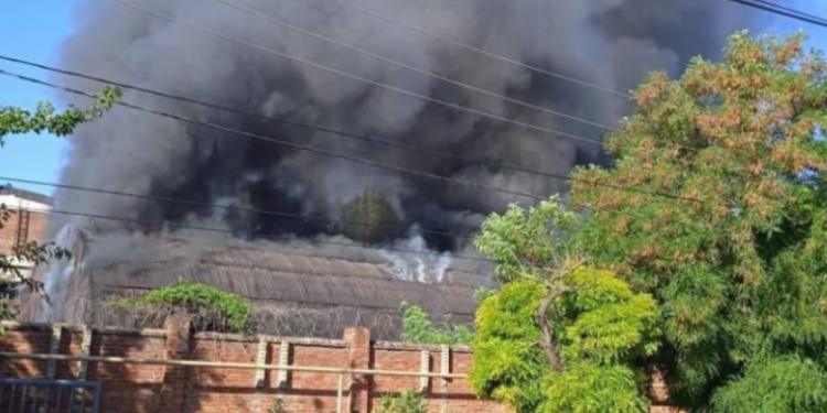 В российском порту, откуда планировали поставлять боеприпасы в Мариуполь, горит нефтехранилище