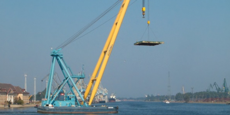 В устье Дуная подорвался плавкран