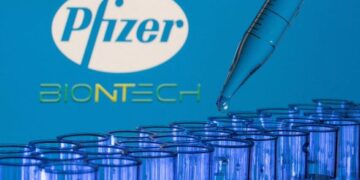 Универсальная вакцина от COVID: в Pfizer/BioNTech заявили о начале испытаний