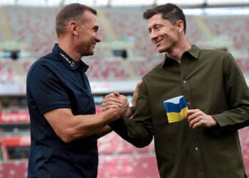 Андрей Шевченко подарил Роберту Левандовскому капитанскую повязку в цветах Украинского Флага (ФОТО) (20 сентября 2022 г.) — Новости футбола