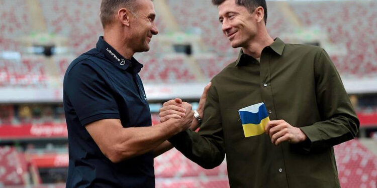 Андрей Шевченко подарил Роберту Левандовскому капитанскую повязку в цветах Украинского Флага (ФОТО) (20 сентября 2022 г.) — Новости футбола