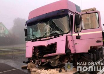 У ДТП на Полтавщині вантажівка врізалась у перешкоду, водій у лікарні  | Кримінальні новини