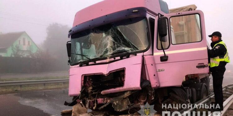 У ДТП на Полтавщині вантажівка врізалась у перешкоду, водій у лікарні | Кримінальні новини