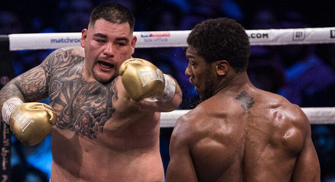 «Я толстый, но меня нужно опасаться». Боксёр из США наказал Джошуа за самонадеянность