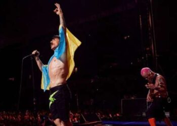 Фронтмен Red Hot Chili Peppers вышел на сцену с украинским флагом
