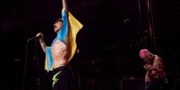Фронтмен Red Hot Chili Peppers вышел на сцену с украинским флагом
