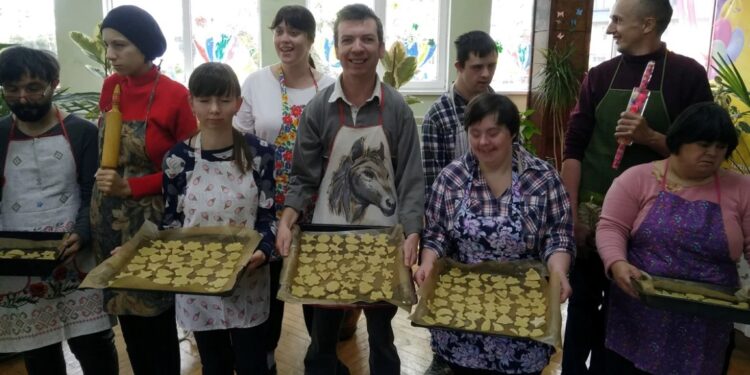 На Червоноградщині діти з інвалідністю готують медове печиво для військових – Новини Львова та області