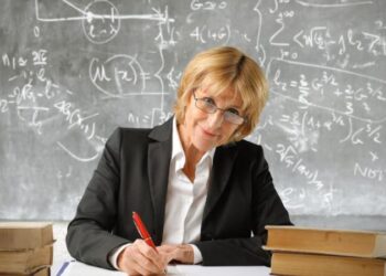 Кабмін підвищив зарплату педагогічним працівникам на 10%