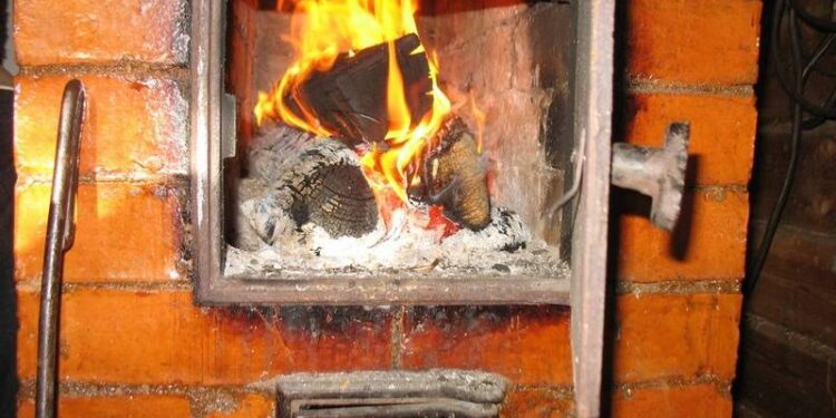 Розпалив пічку і заснув біля неї – на Червоноградщині чоловік отримав опіки внаслідок власної недбалості – Новини Львова та області