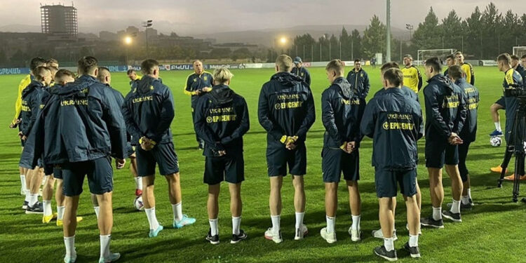 Сборная Украины прибыла в Ереван и провела там первую тренировку. Миколенко вернулся в общую группу (22 сентября 2022 г.) — Новости футбола
