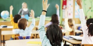 В очному та змішаному форматах навчаються понад два мільйони українських школярів