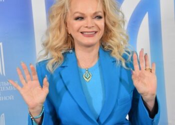 Как подобрать одежду по цветотипу, чтобы выглядеть моложе |