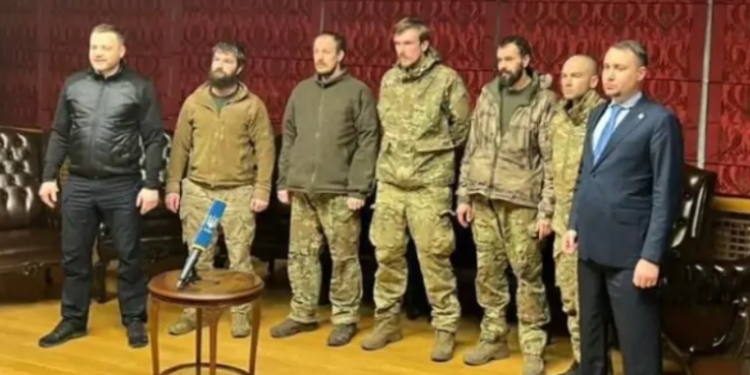 Командирів Азова обміняли на Медведчука — ЗМІ